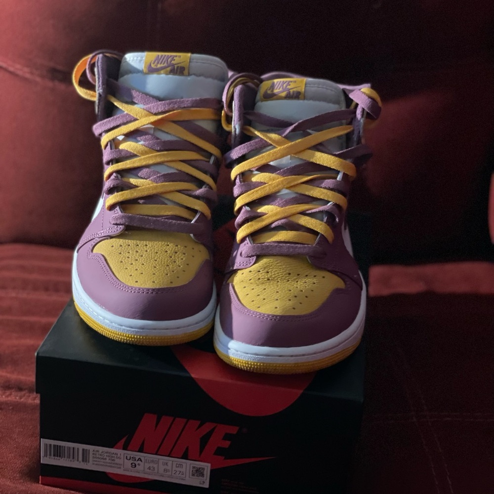 Jordan Retro 1 High OG University Gold/ Light Bordeaux 9.5 Worn once